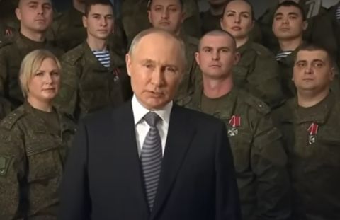 Путин записал новогоднее обращение в кругу военных