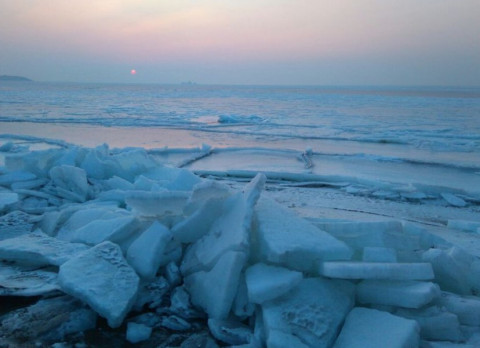 26 рыбаков чуть не ушли под воду на Сахалине