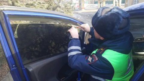 Рейд в Приморье: госавтоинспекторы снимают тонировку