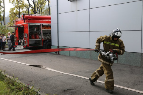 Людей эвакуировали из горящей квартиры во Владивостоке