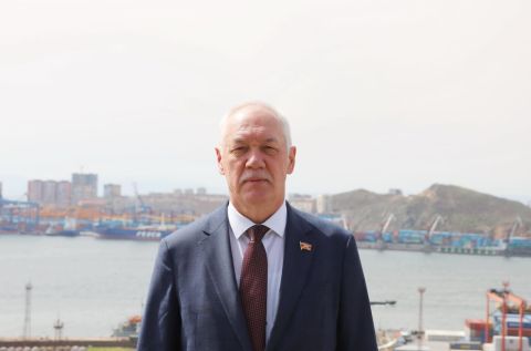 Председатель Думы Владивостока Андрей Брик поздравляет с Днем знаний