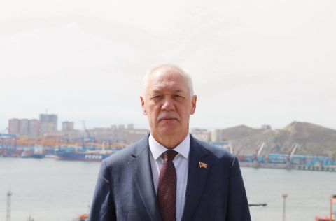 Председатель Думы Владивостока Андрей Брик поздравляет с Днем знаний