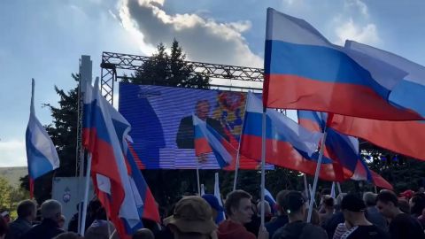 Жители ДНР вышли к Саур-Могиле в поддержку присоединения к России