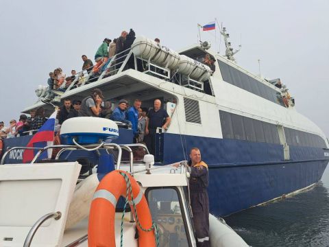 Спасатели эвакуируют пассажиров севшего на мель катамарана «Москва»