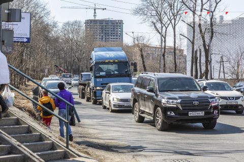 8-балльными пробками встречает Владивосток первый октябрьский вечер