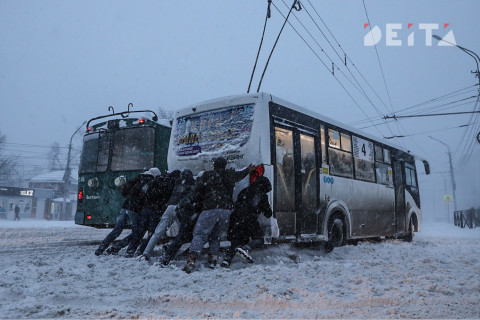 Взаимовыручка и лопата: во Владивосток пришла зима