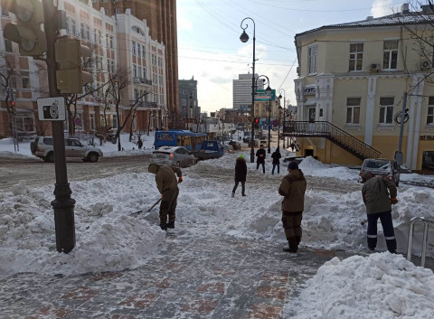 Жители Владивостока объединились в борьбе со снегопадом