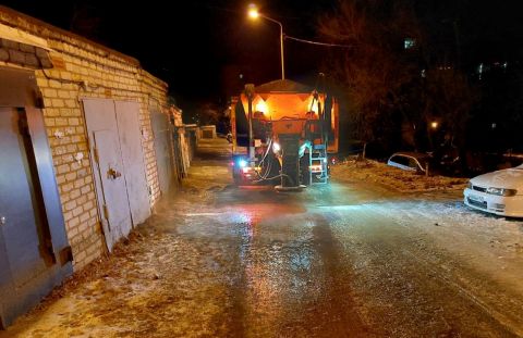 Тротуары и дороги Владивостока продолжают обрабатывать от наледи