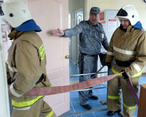 Водитель бросил горящий бензовоз на мосту в Приморье