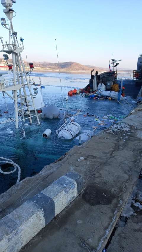 Моряка с затонувшего судна подняли водолазы в Приморье