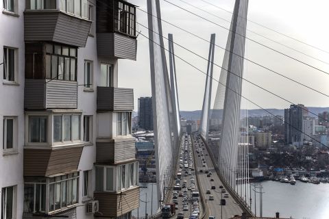 Один арестован, второй в розыске: во Владивостоке продолжают расследовать дело о драке на Золотом мосту