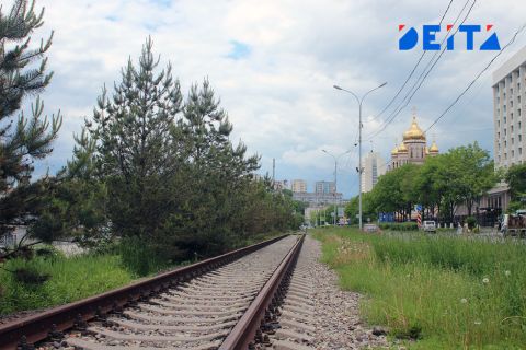 Автобус чуть не прокатился по железнодорожным путям во Владивостоке
