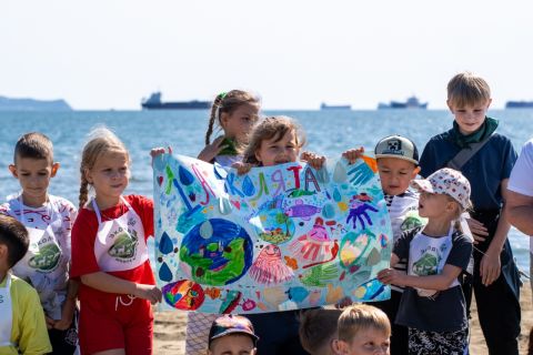 Волонтеры НЗМУ очистили пляж «Волна» в Находке