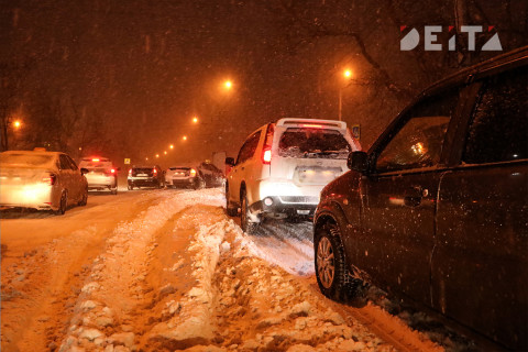 Женщина чуть не родила в пробке во время снежного циклона во Владивостоке