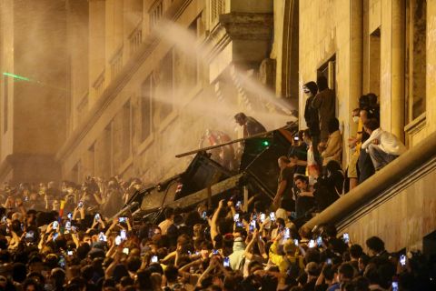 «Жертвоприношение оппозиции»: почти 40 человек госпитализированы после митинга в Тбилиси