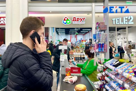 Россиян призвали не гоняться за скидками в магазинах