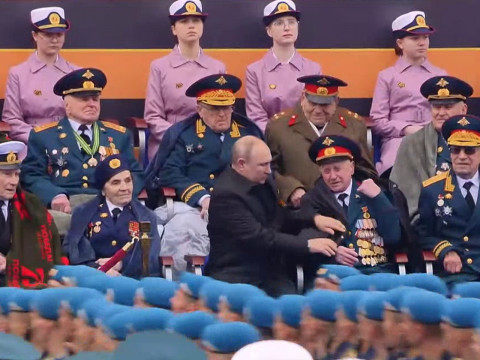 Мошенники обокрали ветерана, сидевшего рядом с Путиным