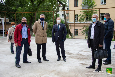 Мэр Владивостока проверил строительство спортивной площадки