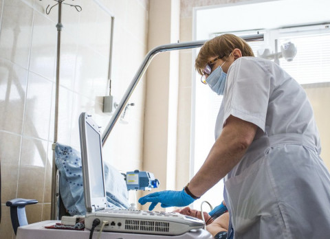 Россиянам объяснили, как отличить простуду от COVID-19