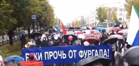 Хабаровск вышел за Фургала с зонтиками