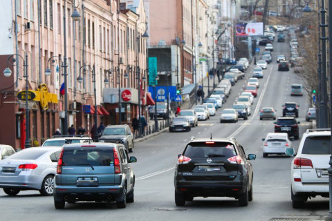 Пьяный угонщик катал на капоте таксиста в центре Владивостока