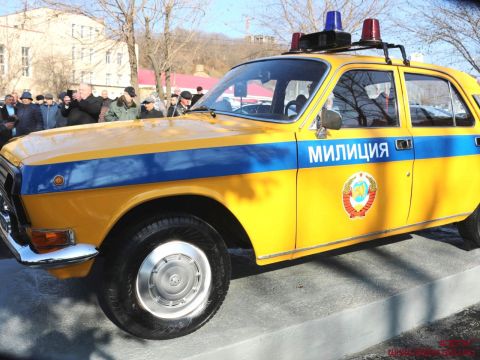 Памятник автомобилю открыли во Владивостоке 
