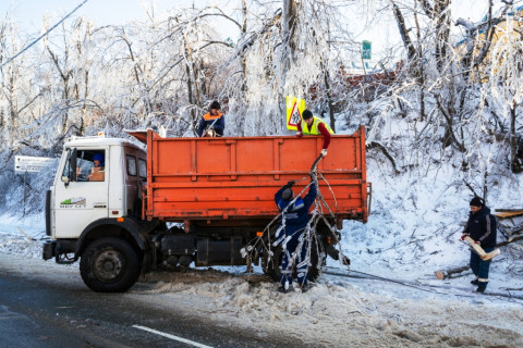 Более двух тысяч кубометров снега вывезли с улиц Владивостока
