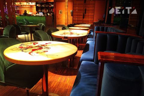 Петербургский бар-ресторан выгнал с работы официанта с жетоном ВСУ