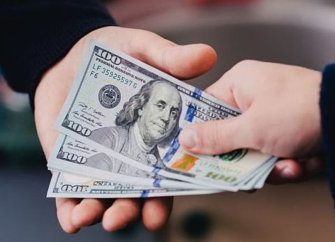 Минфин разрешит россиянам расплачиваться наличной валютой