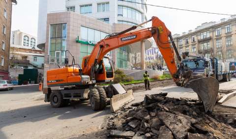 Ремонт дороги начался на улице Фокина во Владивостоке