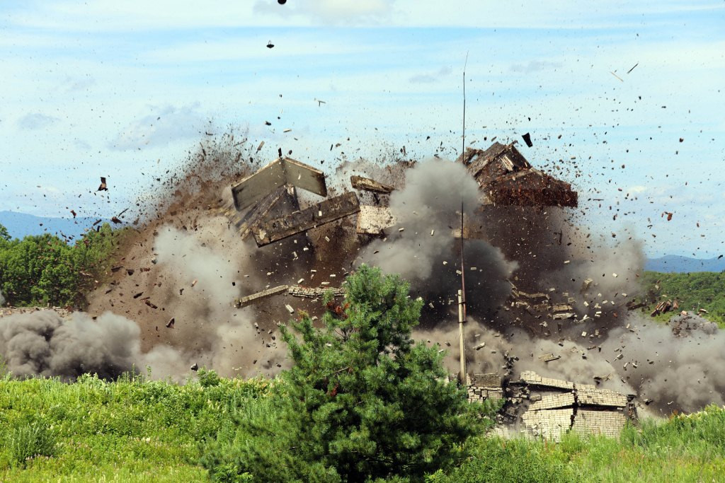 08. Взорванный саперами. Взорванный саперами. Уничтожение боеприпасов. Подрывник 2008.