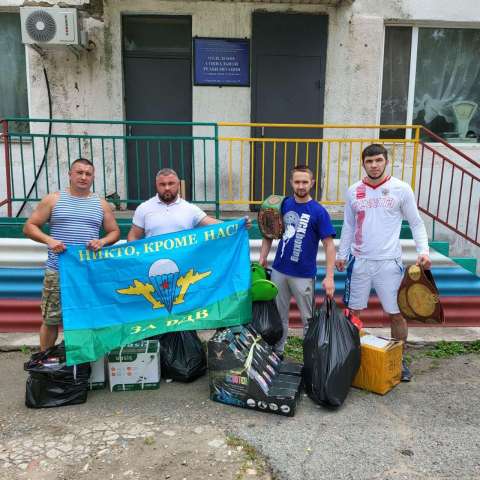 Спортсмены и десантники навестили подшефное заведение 