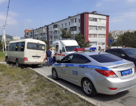 Пассажирский автобус без водителя влетел в столб в Приморье