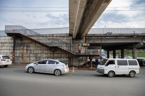 Очередной надземный переход ремонтируют во Владивостоке