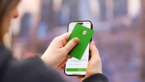 Россияне лишаются денег, прикладывая карту к телефону