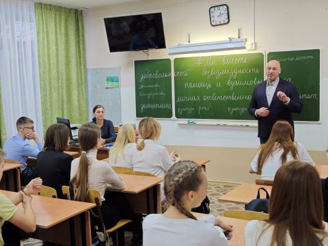 «Разговоры о важном» проводят с школьниками Приморья депутаты 