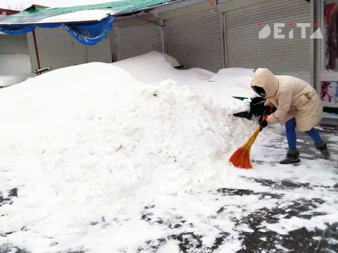Владивосток до сих пор не очистили от наледи после прошлогоднего циклона