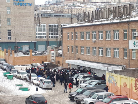Работники стратегического предприятия митингуют в Приморье
