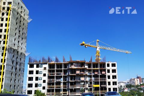 Строительный кран над территорией детского сада во Владивостоке пугает родителей