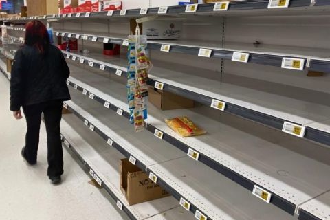 Почему в России закрываются магазины, объяснил экономист