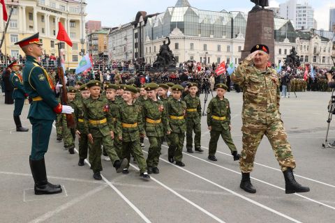 Во Владивостоке прошел первый детский парад Победы