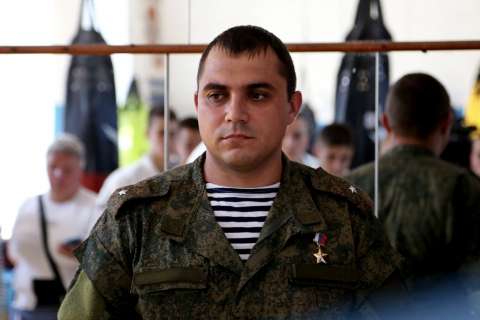Герой Z встретился в родном клубе со спортсменами Владивостока 