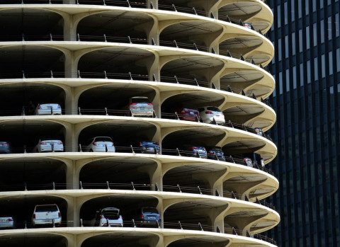 Кто имеет право на льготную парковку, рассказал Минтруд