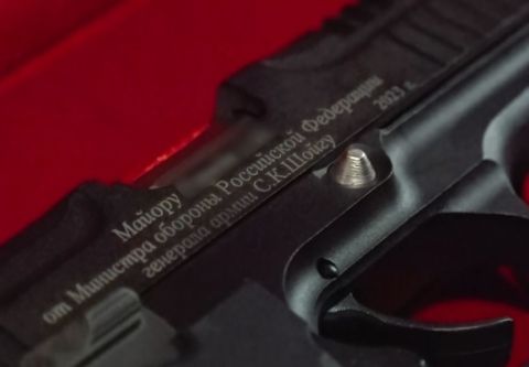 Шойгу раздал пистолеты