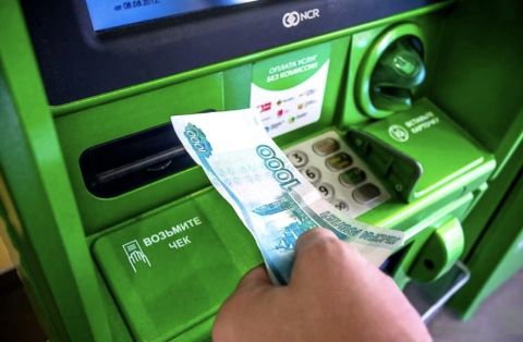 Пенсионеров призвали не снимать накопления в банкоматах