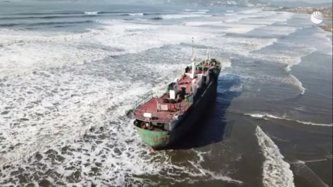 «Корабль-призрак» вынесен на берег тайфуном в Приморье