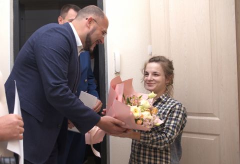 Константин Шестаков вручил ключи от квартиры жительнице Владивостока