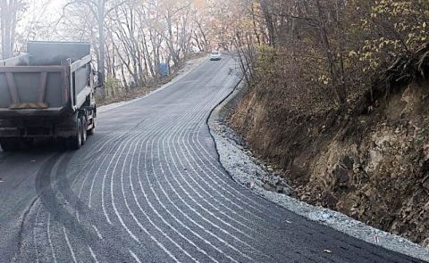 Во Владивостоке асфальтируют дорогу, ведущую к детскому центру «Маяк»