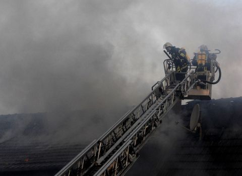Почти 20 пожарных тушили горящий магазин минувшей ночью в Приморье