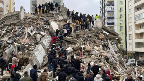 Жертвами землетрясения в Турции стали более 900 человек